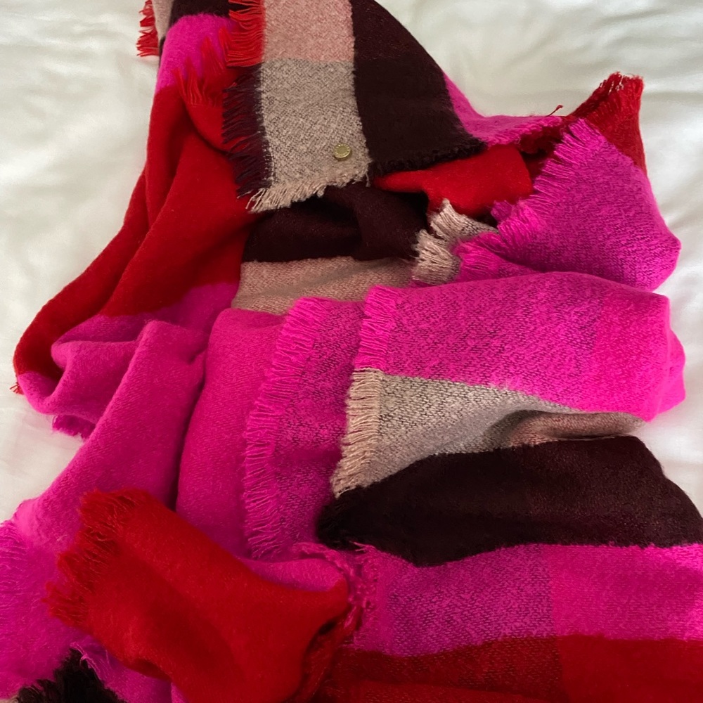 Express Red Pink scarf shall